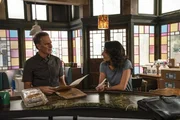 Dwayne Pride (Scott Bakula, l.); Hannah Khoury (Necar Zadegan, r.)