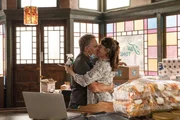 Dwayne Pride (Scott Bakula, l.); Rita Devereaux (Chelsea Field, r.)