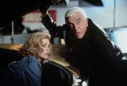 Ein Mann in den besten Jahren - pensionsreif. Frank Drebin (Leslie Nielsen, l.) kehrt, zum gro&szlig;en Leidwesen seiner Frau Jane (Priscilla Presley, r.), als Undercover-Agent zur Polizei zur&uuml;ck.