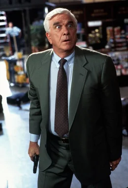 Nur einer kann mehr &uuml;ber den &uuml;blen Terror-Coup erfahren und den Verbrecher stoppen: Frank Drebin (Leslie Nielsen)!