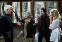 Zwischen Frank (Leslie Nielsen, l.), Muriel (Kathleen Freeman, 2.v.l.), Rocco (Fred Ward, 2.v.r.) und Tanya (Anna Nicole Smith, r.) kommt es zu einem furiosen Finale ...