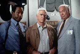 Nordberg (O. J. Simpson, l.) und Captain Hocken (George Kennedy, r.) k&ouml;nnen Frank (Leslie Nielsen, M.) &uuml;berreden, ein letztes Mal f&uuml;r die Polizei zu arbeiten. Gemeinsam planen sie einen spektakul&auml;ren Undercover-Einsatz ...