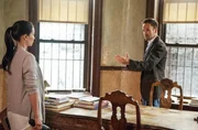 Sherlock Holmes (Jonny Lee Miller, r.) und Joan Watson (Lucy Liu, l.) versuchen alles, um den Mord an einem Auftragskiller zu l&ouml;sen ...