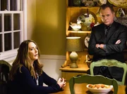 Bei Captain Gregson (Aidan Quinn, r.) und seiner Frau (Talia Balsam, l.) wurde eingebrochen. Das Team um Sherlock Holmes versucht alles, um den Täter zu schnappen ... Bei Captain Gregson (Aidan Quinn, r.) und seiner Frau (Talia Balsam, l.) wurde eingebrochen. Das Team um Sherlock Holmes versucht alles, um den Täter zu schnappen ...