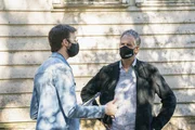 Sebastian Lund (Rob Kerkovich, l.); Dwayne Pride (Scott Bakula, r.)