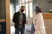 Dwayne Pride (Scott Bakula, l.); Loretta Wade (CCH Pounder, r.)