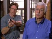Mark (Dick Van Dyke, r.) und sein Sohn Steve (Barry Van Dyke, l.) sehen sich Gangstern gegen&uuml;ber, die zu allem entschlossen sind und damit drohen, ihre Geiseln zu erschie&szlig;en.