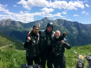 Die Mofa-Gang startet ihre Alpen&uuml;berquerung.