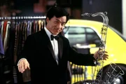 Ger&auml;t an allerlei dunkle Gestalten, die ihm am liebsten seinen Anzug vom Leib rei&szlig;en w&uuml;rden: Jimmy (Jackie Chan) ...