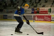 Die 13-j&auml;hrige Nic (Lisa Bahati Wihstutz) spielt besser Eishockey als die meisten Jungs und sieht auch wie einer aus. F&uuml;r ihren Vater - Witwer und Eishockeycoach - soll das auch so bleiben. Doch mit der Pubert&auml;t wird auch &auml;u&szlig;erlich aus Nic immer st&auml;rker eine Nicola ...