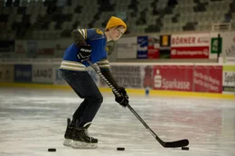 Die 13-j&auml;hrige Nic (Lisa Bahati Wihstutz) spielt besser Eishockey als die meisten Jungs und sieht auch wie einer aus. F&uuml;r ihren Vater - Witwer und Eishockeycoach - soll das auch so bleiben. Doch mit der Pubert&auml;t wird auch &auml;u&szlig;erlich aus Nic immer st&auml;rker eine Nicola ...