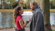 Die alten Schulfreunde Ren&eacute; (Franziska Wulf, li.) und Mads (Sebastian Str&ouml;bel, re.) treffen sich zuf&auml;llig wieder.