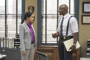 Amy Santiago (Melissa Fumero, l.); Terry Jeffords (Terry Crews, r.)