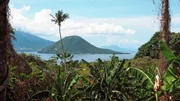 Blick von Ternate nach Tidore, zwei indonesische Gew&uuml;rzinseln.