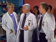 Dr. Mark Sloan (Dick Van Dyke, M.) diskutiert mit seinen Studenten in lockerer Runde über ein medizinisches Problem. Dr. Mark Sloan (Dick Van Dyke, M.) diskutiert mit seinen Studenten in lockerer Runde über ein medizinisches Problem.