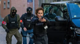 Louma Shapiro (Marie-Lou Sellem) versucht einen Verd&auml;chtigen zu stellen.