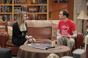W&auml;hrend Penny (Kaley Cuoco, l.) an der Trauerfeier von Professor Proton teilnimmt, kommt Sheldon (Jim Parsons, r.) mit dessen Tod kaum zurecht ...