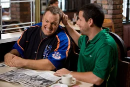 Larry Valentine (Kevin James, l.) und Chuck Levine (Adam Sandler, r.) geben sich als ein Liebespaar aus.