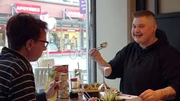 Damian (re.) ist überglücklich. Er darf offiziell bei Katharina wohnen. Das feiern sie mit einem besonderen Essen. Damian (re.) ist überglücklich. Er darf offiziell bei Katharina wohnen. Das feiern sie mit einem besonderen Essen.