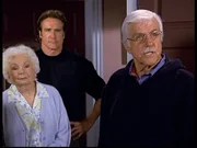 Mark (Dick Van Dyke, r.) und Steve (Barry Van Dyke, M.) konfrontieren eine aufmerksame Nachbarin mit dem Mordverdächtigen. Mark (Dick Van Dyke, r.) und Steve (Barry Van Dyke, M.) konfrontieren eine aufmerksame Nachbarin mit dem Mordverdächtigen.