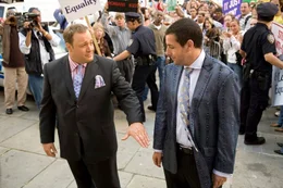 Larry (Kevin James, l.) und Chuck (Adam Sandler) gehen als beste Freunde f&uuml;reinander durchs Feuer. Selbst vor einer Scheinehe machen sie nicht halt, um Larrys Kinder finanziell abzusichern...
