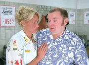 Rita (Gaby K&ouml;ster) tr&ouml;stet Bernie (Georg Alfred Wittner) und schickt ihn nach Hause. Sie glaubt, seine Mutter ist gestorben, dabei ist die Katze tot.