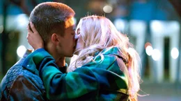 Travis (Dylan Sprouse) und Abby (Virginia Gardner) schlie&szlig;en eine gewagte Wette ab.