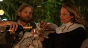 Die sch&ouml;ne &bdquo;Nonne&ldquo; Eva (Marie Burchard, re.) hat sich auf Mads&rsquo; (Sebastian Str&ouml;bel, li.) Firmenfeier eingeschleust.