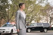 Die unnachgiebige FBI-Agentin Linda Barnes (Kim Rhodes) hat ihr Ziel erreicht: Die BAU ist handlungsunfähig und besteht nur noch aus Luke, Matt und JJ, die für ihre Arbeit Barnes' Genehmigung benötigen ... Die unnachgiebige FBI-Agentin Linda Barnes (Kim Rhodes) hat ihr Ziel erreicht: Die BAU ist handlungsunfähig und besteht nur noch aus Luke, Matt und JJ, die für ihre Arbeit Barnes' Genehmigung benötigen ...