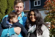 Andr&eacute;, Sita, Sohn Mylo. Das Gl&uuml;ck der jungen Familie scheint perfekt.