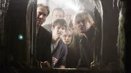 Gates (Nicolas Cage, li.) schafft es nun endlich, mithilfe des Computerexperten Riley (Justin Bartha, 2.v.li.) und dem Team von Ian Howe (Sean Bean, re.) einen weiteren Hinweis zu finden.