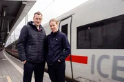 Traumberuf Lokführerin: Azubi Laura mit Ausbilder Alex am ICE. Traumberuf Lokführerin: Azubi Laura mit Ausbilder Alex am ICE.