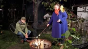 Margret und Mann Matthias grillen Marshmallows am Lagerfeuer Margret und Mann Matthias grillen Marshmallows am Lagerfeuer