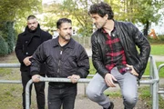 Manuel (Daniel Sellier, r.) wird durch ein verlockendes Angebot von Tarek (Haydar Kizay) in Versuchung geführt. Manuel (Daniel Sellier, r.) wird durch ein verlockendes Angebot von Tarek (Haydar Kizay) in Versuchung geführt.