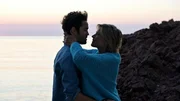 Von Anfang an fühlt sich Julien (Max Befort) zu Kristin (Karoline Eichhorn) hingezogen. Und auch Kristin entdeckt, dass sie Julien sehr gerne mag. Von Anfang an fühlt sich Julien (Max Befort) zu Kristin (Karoline Eichhorn) hingezogen. Und auch Kristin entdeckt, dass sie Julien sehr gerne mag.