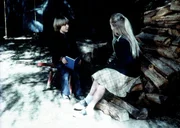 Serena (Martha Nix, r.) erz&auml;hlt Jeffrey (Keith Mitchell, l.) die Geschichte von Jona und dem Wal.