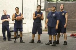 L-R: Michael Buscemi als Higgy, Nicholas Turturro als Renaldo Pinera, Peter Dante als Tony Paroni, Kevin James als Larry Valentine, Jonathan Loughran als David Nootzie
