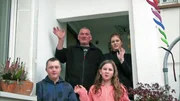Papa Andreas (51) und seine drei Kinder Rebecca (18), Lena (10) und Christoph (16) Papa Andreas (51) und seine drei Kinder Rebecca (18), Lena (10) und Christoph (16)