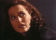 Bei einer nächtlichen Bootsfahrt macht Scully (Gillian Anderson) Bekanntschaft mit dem prähistorischen Seeungeheuer ... Bei einer nächtlichen Bootsfahrt macht Scully (Gillian Anderson) Bekanntschaft mit dem prähistorischen Seeungeheuer ...