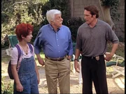 Steve (Barry Van Dyke, r.) und Mark (Dick Van Dyke, M.) wundern sich, dass der Vater von Barbie (Morgan Nagler, l.), auf die sie aufpassen sollten, sich &uuml;berhaupt nicht mehr blicken l&auml;sst.