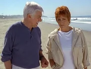 Mark Sloan (Dick Van Dyke, l.) befragt die Dekanin Madison Wesley (Joanna Cassidy, r.), die unter dem Verdacht steht, Rezeptblöcke an Drogendealer verkauft zu haben. Mark Sloan (Dick Van Dyke, l.) befragt die Dekanin Madison Wesley (Joanna Cassidy, r.), die unter dem Verdacht steht, Rezeptblöcke an Drogendealer verkauft zu haben.