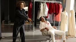 Louma Shapiro (Marie-Lou Sellem, li.) findet den toten Modedesigner Uno (Hyun Wanner, re.) in seinem Atelier.
