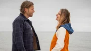 Mads (Sebastian Str&ouml;bel, li.) reist Eva (Marie Burchard, re.) nach Vancouver nach.