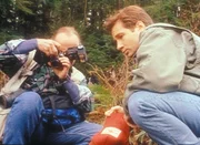 Fox Mulder (David Duchovny, r.) und der Hobbyfotograf Ansel Bray (R. Nelson Brown, l.) betrachten Spuren, die von einem Seeungeheuer stammen sollen. Fox Mulder (David Duchovny, r.) und der Hobbyfotograf Ansel Bray (R. Nelson Brown, l.) betrachten Spuren, die von einem Seeungeheuer stammen sollen.