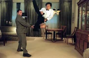 L-R: Leibw&auml;chter (Bradley James Allan) und Jimmy Tong (Jackie Chang)