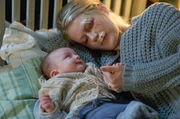 Minna (Hanna Alström) kann mit ihrem Sohn Aron vor ihrem gewalttätigen Mann André fliehen. Doch sie sind nicht sicher vor ihm. Minna (Hanna Alström) kann mit ihrem Sohn Aron vor ihrem gewalttätigen Mann André fliehen. Doch sie sind nicht sicher vor ihm.