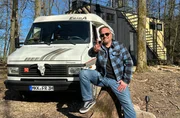 Friso Richter mit seinem Oldtimer-Wohnmobil "Pamela". Friso Richter mit seinem Oldtimer-Wohnmobil "Pamela".
