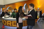 Paloma wirft Enrique vor der ganzen Firma vor, dass er mit Katja im Bett war. (v.l.n.r.) Natascha (Franziska Matthus), Tom (Patrick Kalupa), Paule (Wanda Worch), Steffi (Karin Kienzer), Paloma (Maja Maneiro) und Enrique (Jacob Weigert).