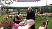 Ingrid (re.) hat für Franzi ihre berühmte Sprittorte gebacken Ingrid (re.) hat für Franzi ihre berühmte Sprittorte gebacken