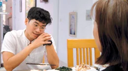 Huy spricht mit seiner Gro&szlig;mutter &uuml;ber Liebe und Ehe.